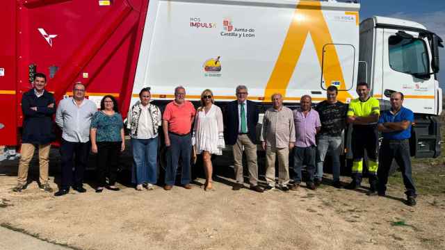 Entrega del camión a los alcaldes del Abadengo con presencia de Emilio Arroita