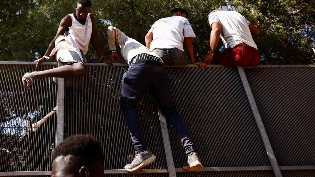 Los migrantes escapan del punto de acceso, en la isla siciliana de Lampedusa , Italia, 14 de septiembre de 2023.