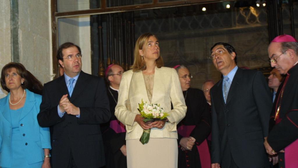 La infanta Cristina observa la exposición de las Edades del Hombre en Zamora, en 2001