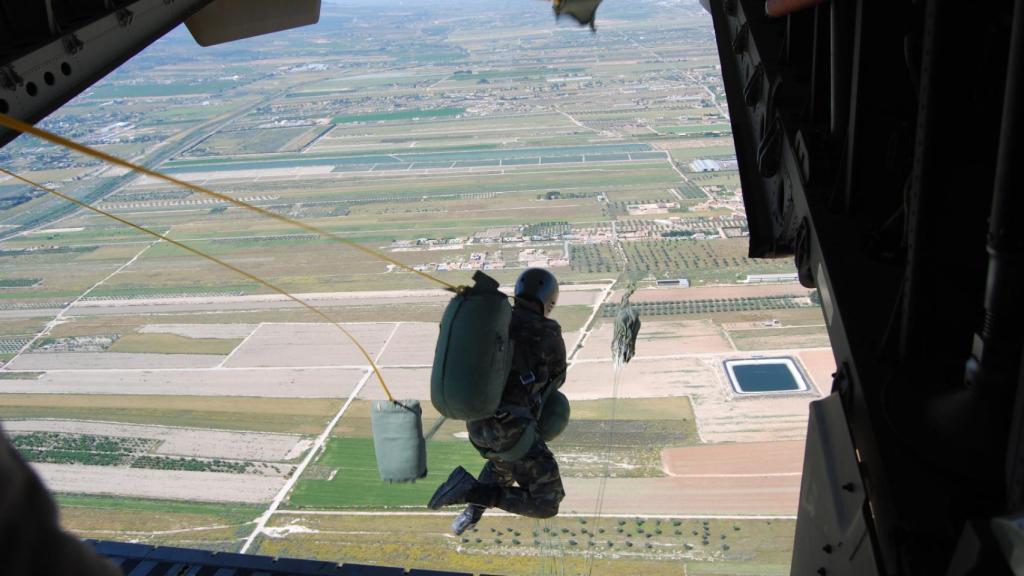 Prueba de paracaidismo en la fase de aire del curso realizado por Roberto