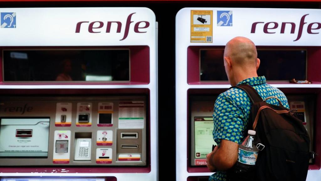 Un usuario comprando su billete de tren de Renfe.