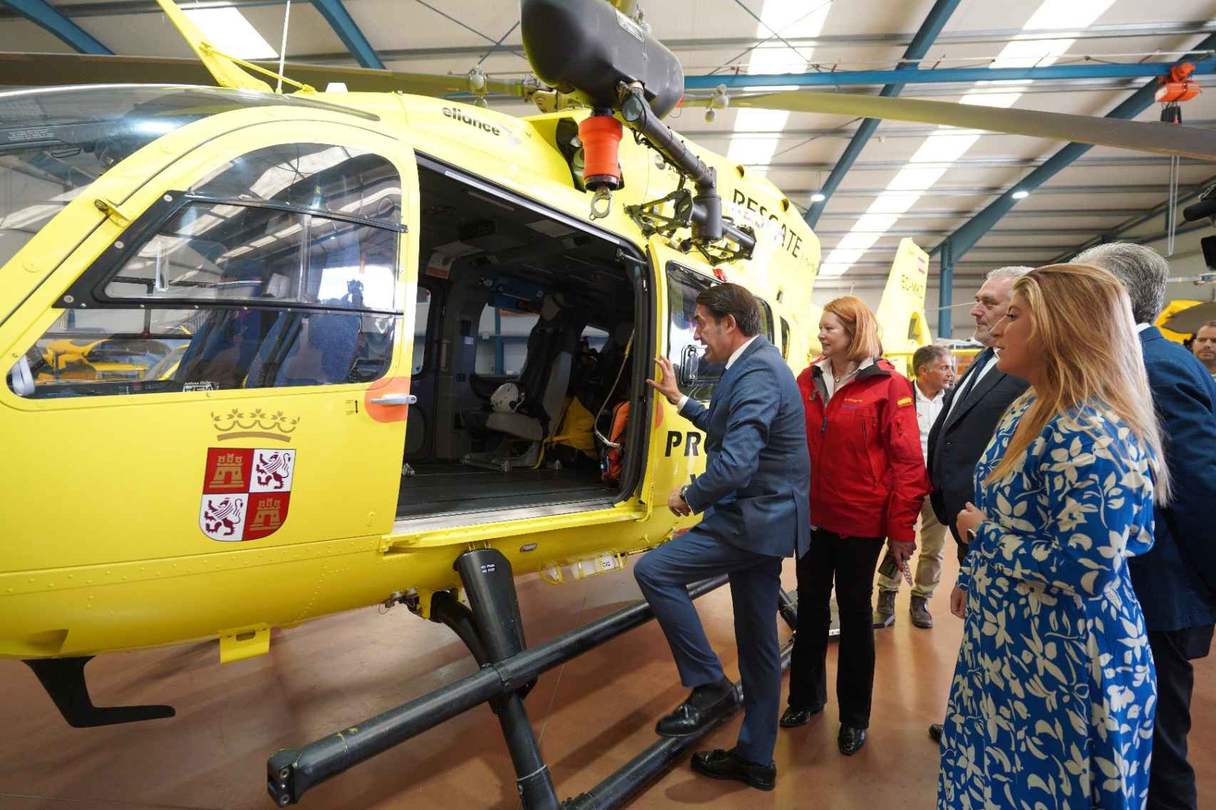 El consejero de Medio Ambiente, Vivienda y Ordenación del Territorio, Juan Carlos Suárez-Quiñones, subiendo al nuevo helicóptero para rescates  del GRS