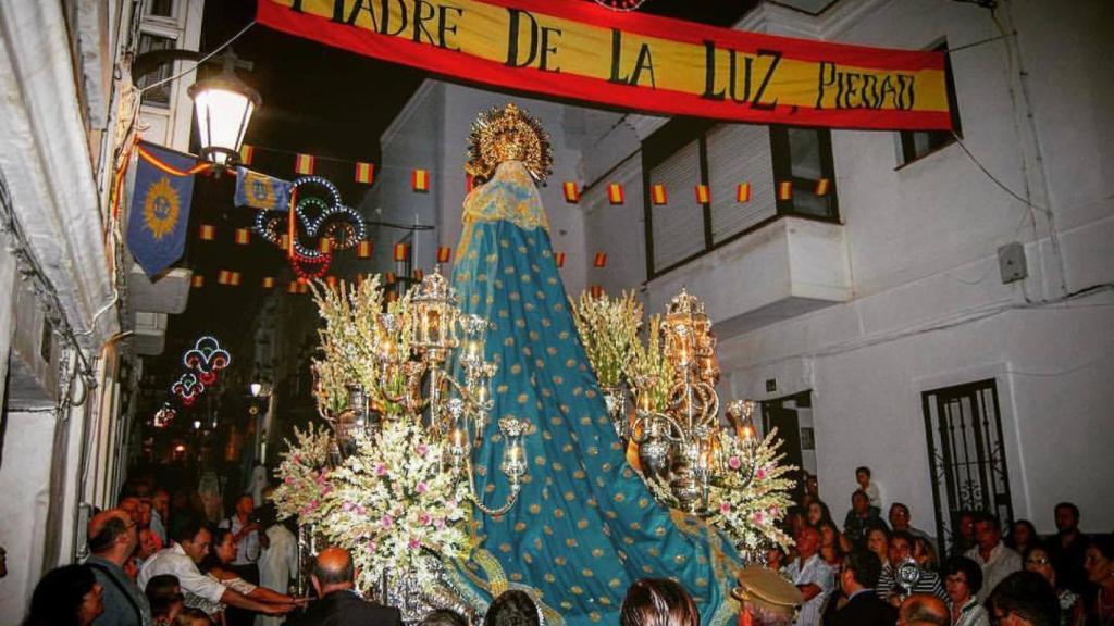 Detalle del 'manto de la reina' durante una procesión de la Virgen de la Luz.