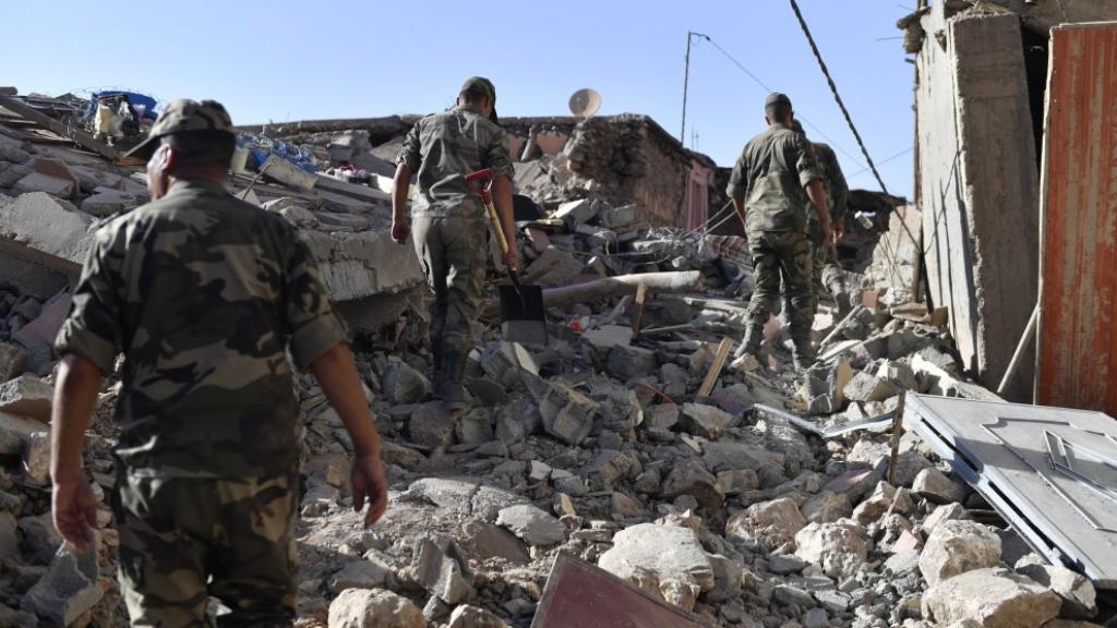 Efectivos del ejército marroquí, entre los escombros provocados por el terremoto.