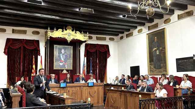 Pablo Ruz en su intervención durante el pleno del Ayuntamiento de Elche este viernes.