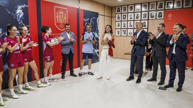 La reina Letizia junto a las jugadoras antes de comenzar el mundial.