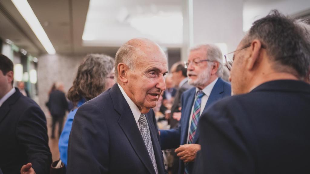 Miquel Roca, padre de la Constitución, saludando a los invitados al homenaje a Juanjo Laborda.