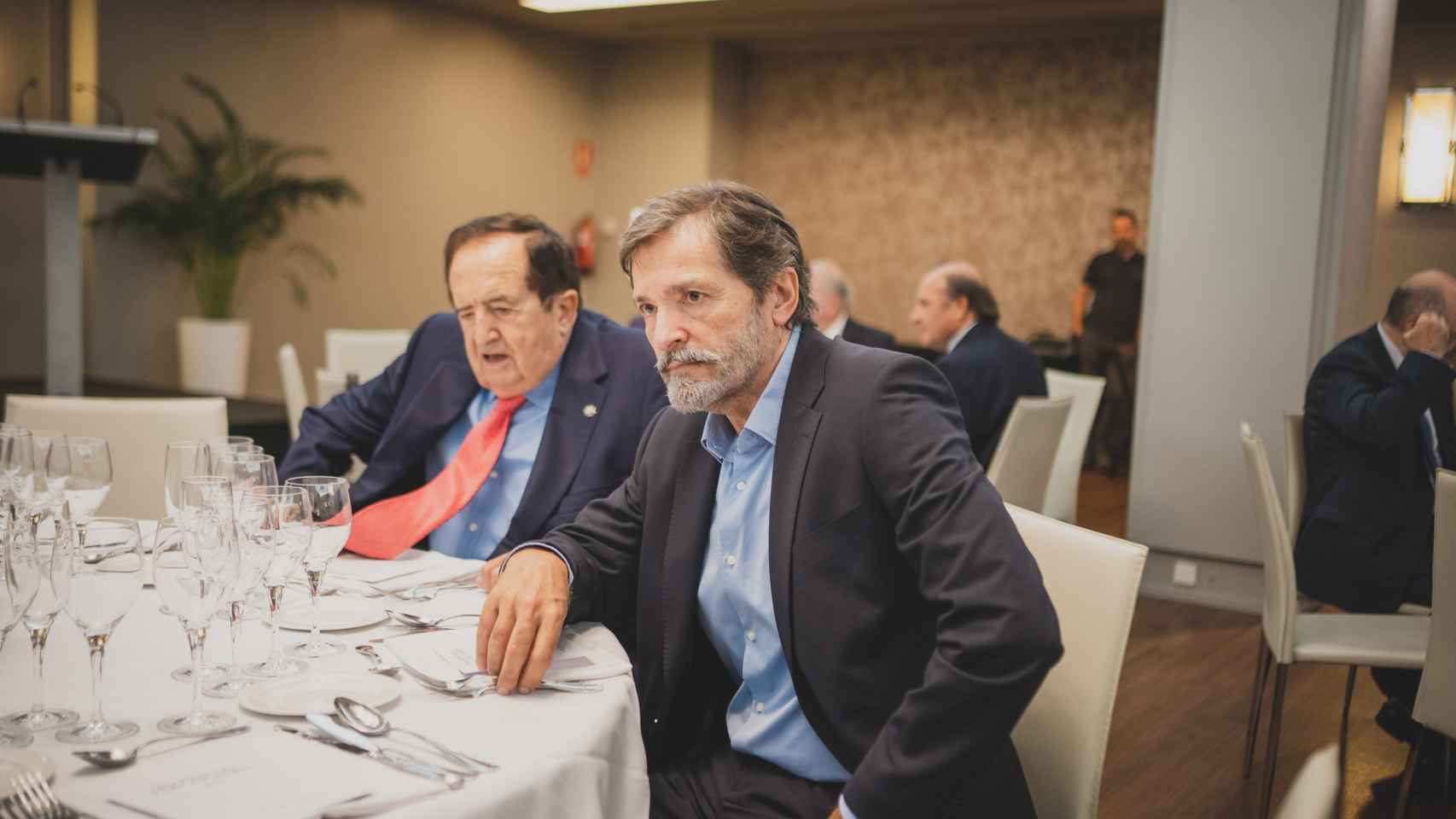 Javier Fernández, ex presidente de Asturias y de la Gestora del PSOE, junto a Juan José Lucas, expresidente de Castilla y León (PP).