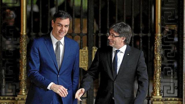 Pedro Sánchez, candidato del PSOE, con el entonces president Carles Puigdemont, en un encuentro de 2016.