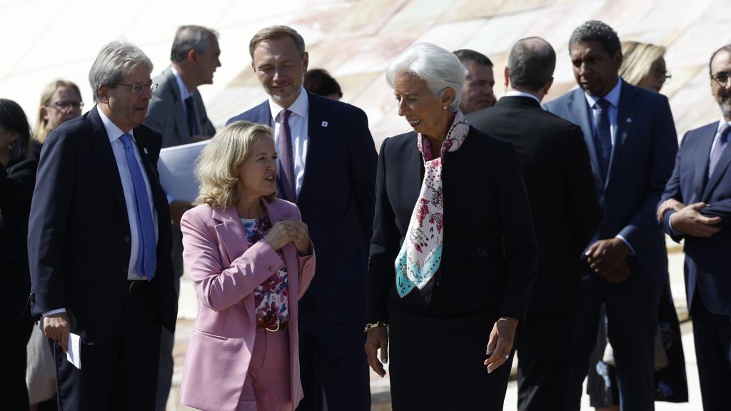 Nadia Calviño conversa con Christine Lagarde durante la reunión de ministros de Finanzas de Santiago de Compostela