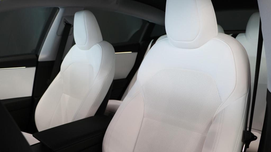Los asientos en el nuevo Tesla Model 3 son ahora perforados.