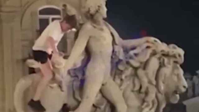 Un turista irlandés borracho rompe una estatua recién restaurada en Bélgica