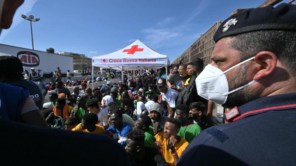 Los migrantes esperan en el puerto para ser trasladados al continente, en la isla siciliana de Lampedusa , Italia, 15 de septiembre de 2023.