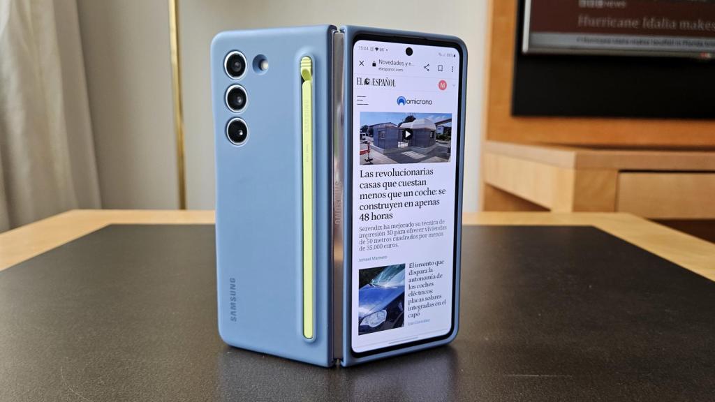 Samsung Galaxy Z Fold 5 con la funda y el lápiz