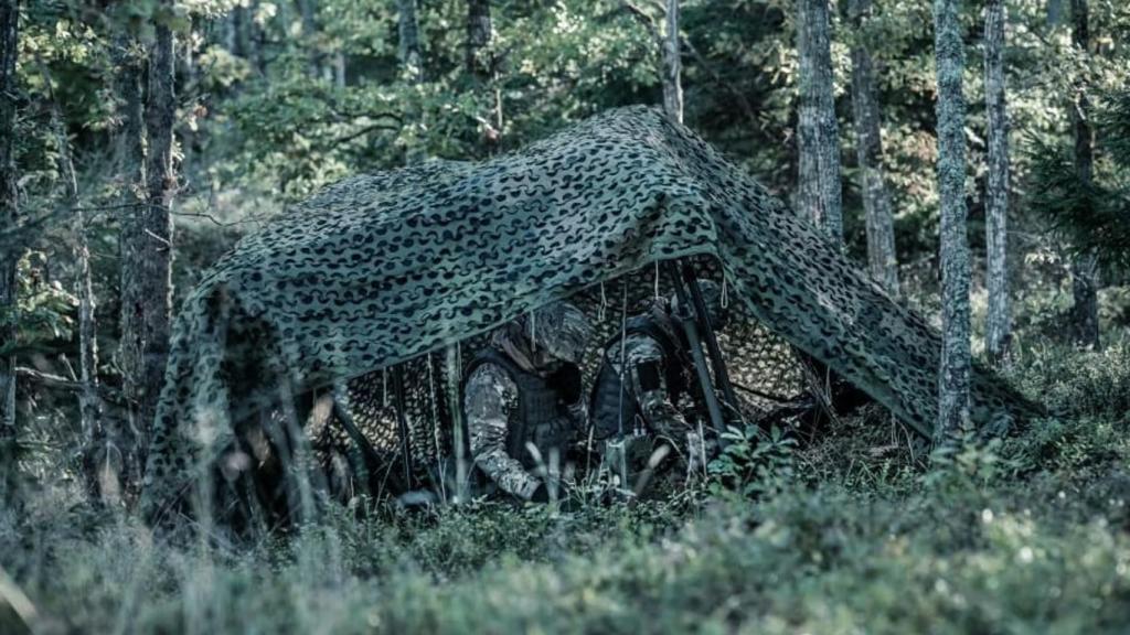 Soldados bajo una red de camuflaje ULCAS