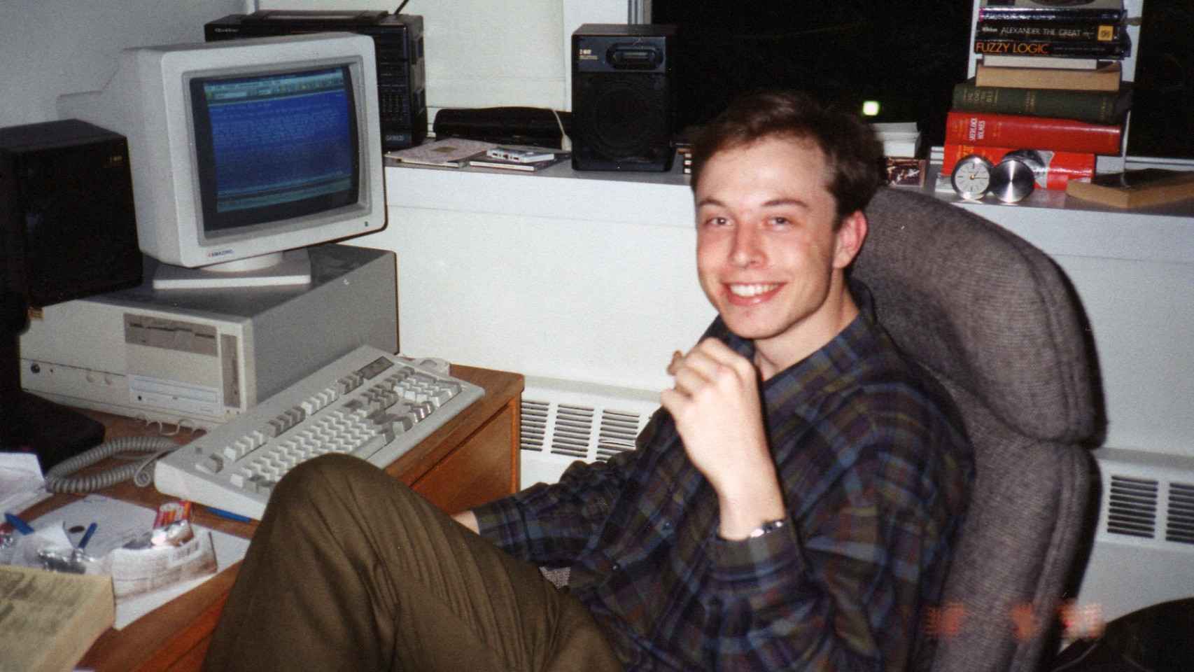 Elon Musk con su ordenador en agosto de 1995.