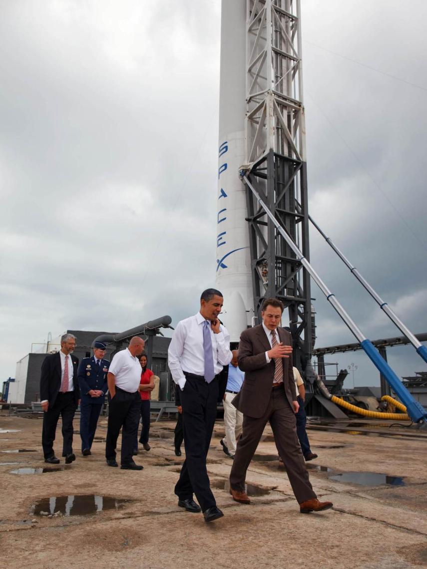 Barack Obama con Elon Musk junto a un cohete de SpaceX