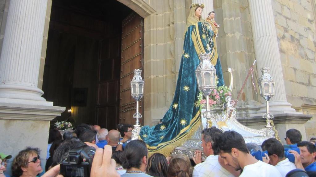 La Virgen de La Luz, patrona de Tarifa, con el manto donado por la Reina Isabel II en agradecimiento.