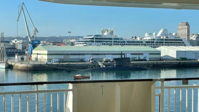 El submarino atracado esta mañana en el puerto de A Coruña