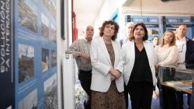 Sanmartín y García visitando la exposición por los 150 años de la línea entre Carril y Cormes