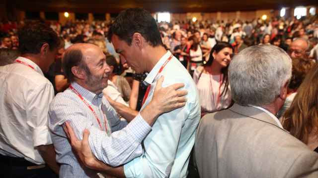 Pedro Sánchez y Alfredo Pérez Rubalcaba durante el Congreso del PSOE de 2017
