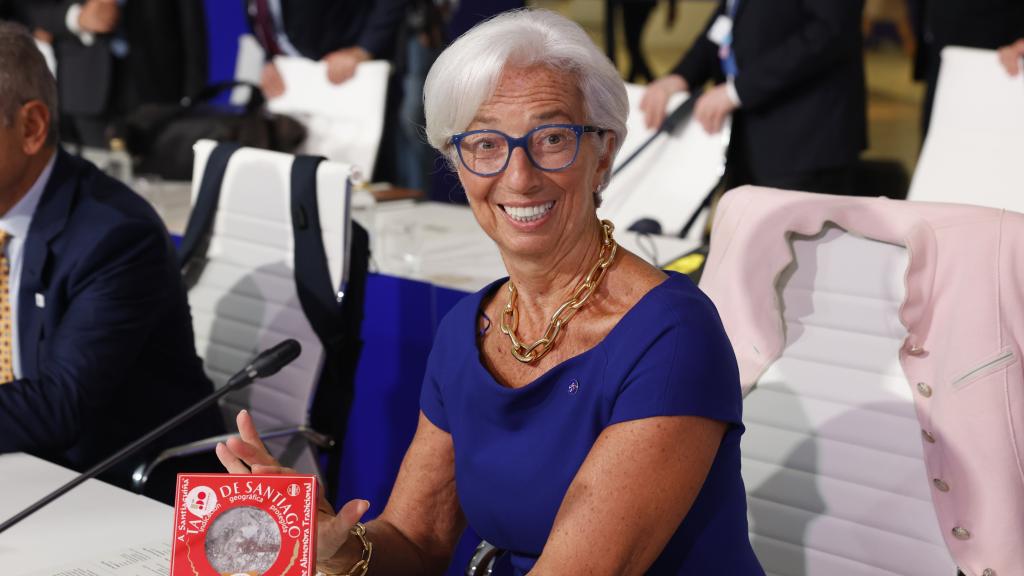 Calviño ha obsequiado con una tarta de Santiago a Christine Lagarde y al resto de participantes en el Ecofin informal