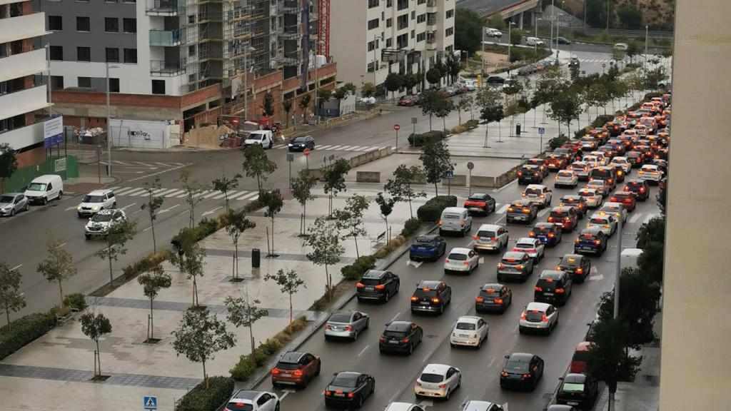 Largo atasco en la avenida de Blas de Lezo esta semana en El Cañaveral.