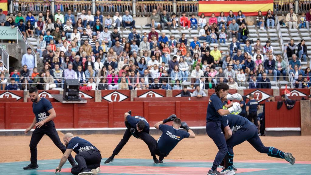 Exhibición con motivo del Día de la Policía