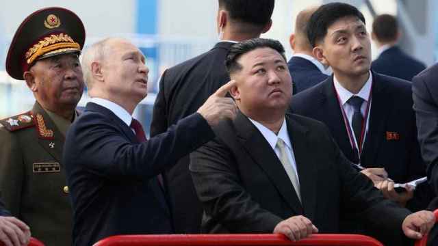 El presidente ruso Vladímir Putin acompaña al líder supremo de Corea del Norte, Kim Jong-un, durante la visita al cosmódromo de Vostochny, el pasado miércoles en Amur, Rusia.