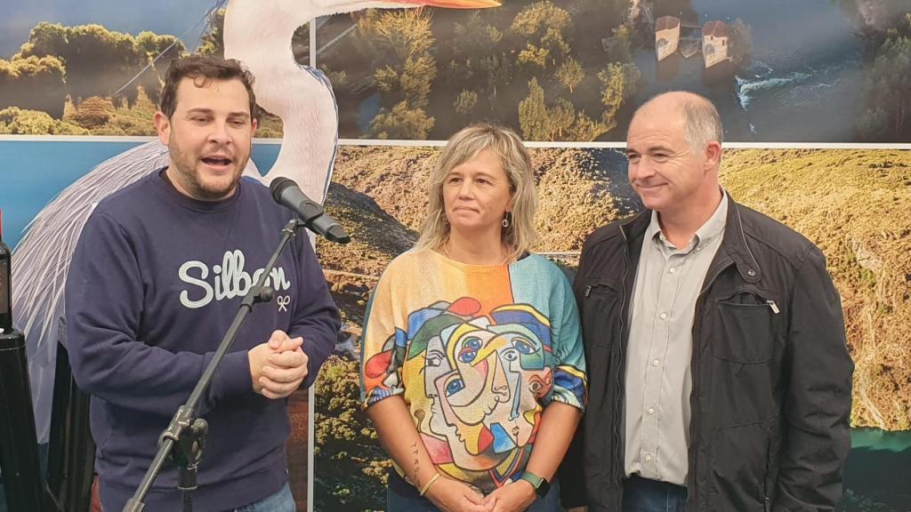 Víctor López de la Parte, junto a Eva Gamazo, gerente de gestión en la Asociación Ruta del Vino de Zamora, y el diputado de Turismo Salamanca, Juan Carlos Zaballos Martínez