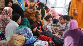 Mujeres y niños víctimas del terremoto en Marruecos (EP)