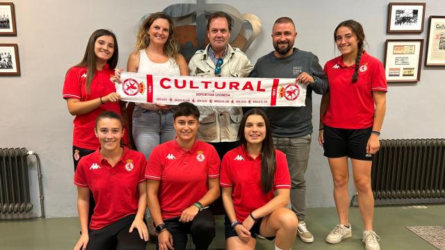 Enrique Capdevila, responsable de Adamo para Castilla y León; y Mario Valladares, director comercial de la Cultural Leonesa, con varias jugadoras del equipo