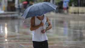 Imagen de archivo de un hombre con un paraguas.