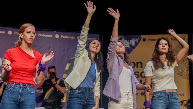 La secretaria Organización de Podemos y secretaria de Estado de Agenda 2030, Lilith Verstrynge; la secretaria general de Podemos y ministra de Derechos Sociales y Agenda 2030 en funciones, Ione Belarra; la ministra de Igualdad en funciones, Irene Montero; y la portavoz del partido, Isa Serra, este sábado.