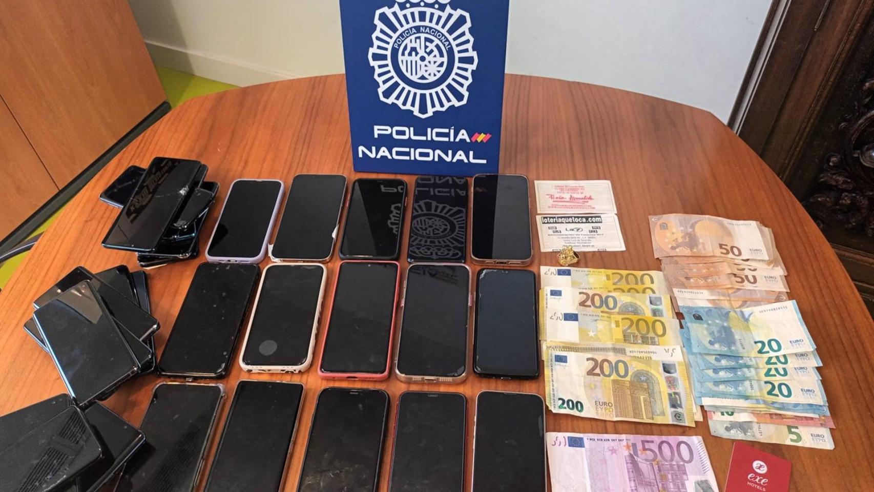 Móviles robados en la Feria de Albacete recuperados por la Policía Nacional.