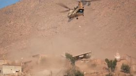 Un helicóptero repartiendo ayuda humanitaria.