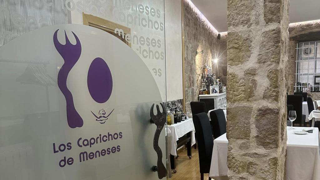 Entrada a Los Caprichos de Meneses