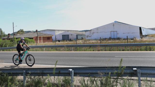 Subasta pública de una granja en Amusco (Palencia) por el precio de salida de 1 euro. El conjunto inmobiliario, de 43.812 metros cuadrados, está formado por dos naves industriales, un almacén y una vivienda