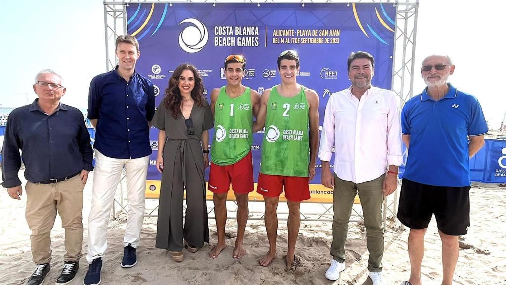 El alcalde Luis Barcala, segundo derecha, junto al resto de su equipo en la final de los Costa Blanca Beach Games.