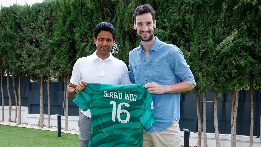 Sergio Rico, junto a Nasser Al-Khelaïfi en la entrevista.