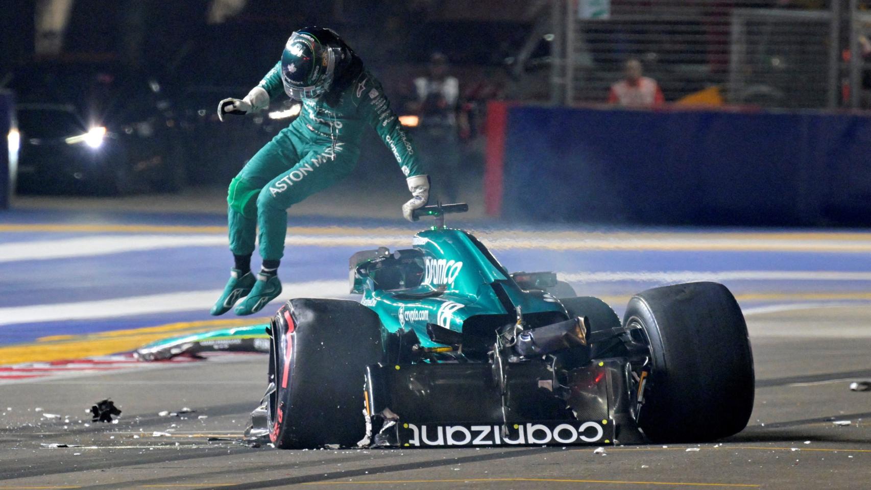 Lance Stroll, bajándose del Aston Martin tras sufrir el accidente en Singapur.