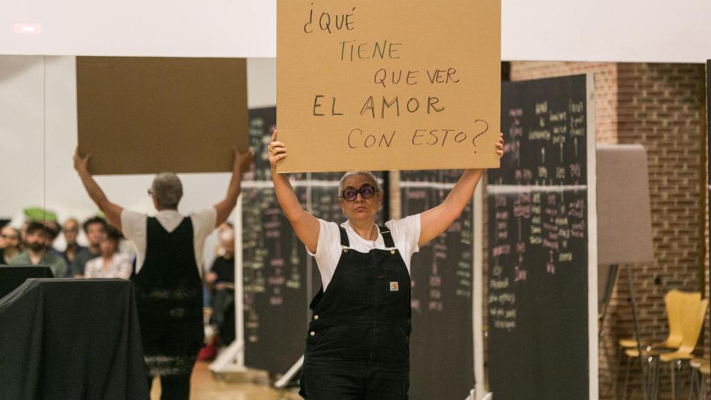 Dora García durante la 'performance' 'El bicho'