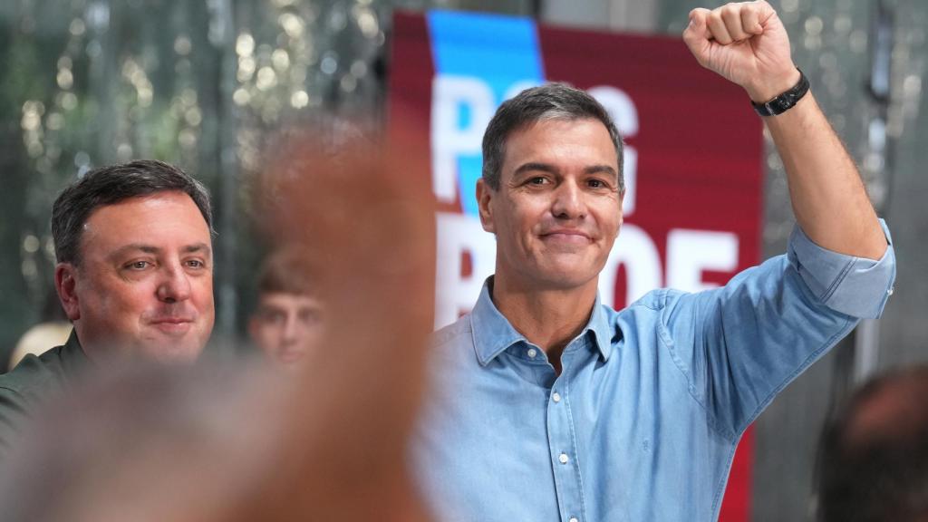 El presidente del Gobierno en funciones y secretario general del PSOE, Pedro Sánchez, interviene en la fiesta de la Rosa del Partido Socialista de Galicia, este domingo.