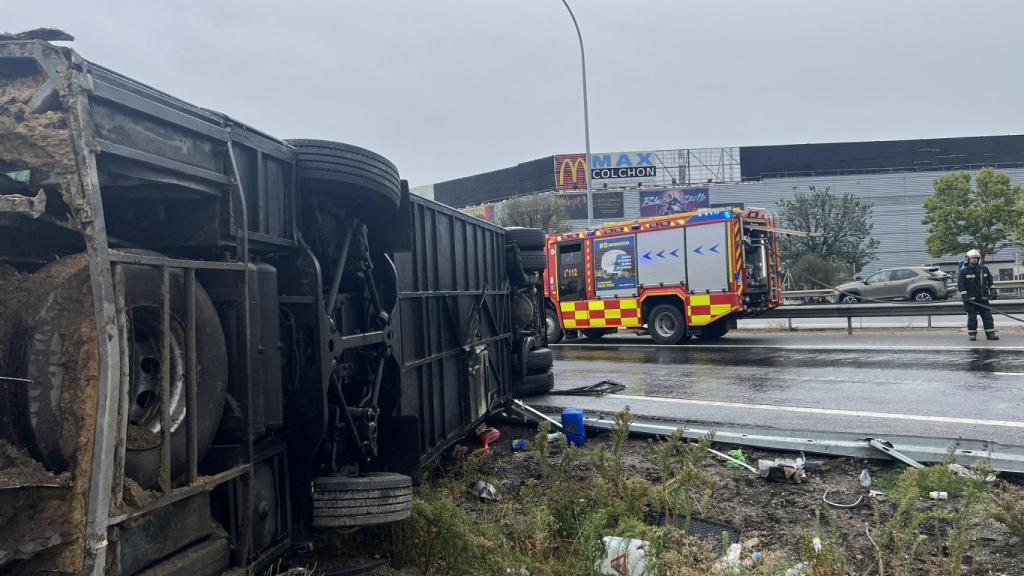 El autobús sin pasajeros en la mediana ocupando ambos carriles de la autovía en un accidente en la A-3