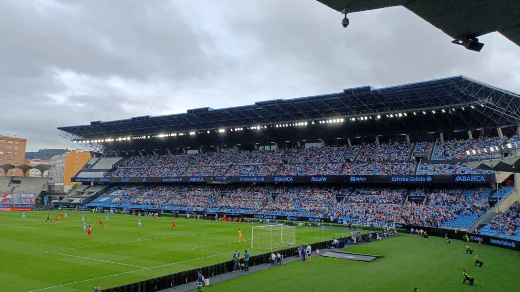 Vídeo: Una pedida de mano sorprende a Balaídos durante el Celta-Mallorca