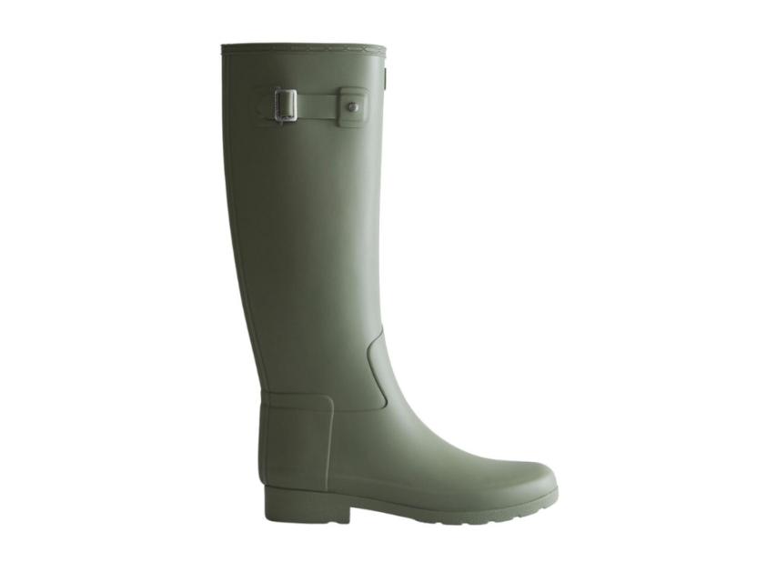 Bota alta verde, de Hunter, por 83 euros.