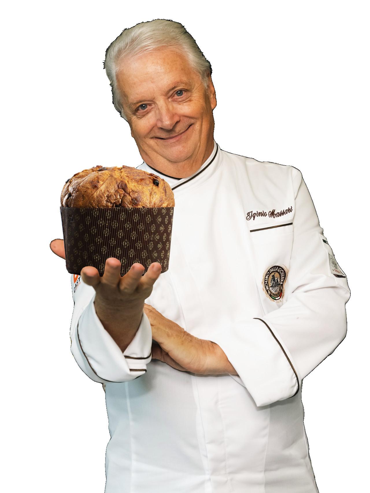 El pastelero Iginio Massari sostiene un panettone elaborado con harina de Molino Dallagiovanna