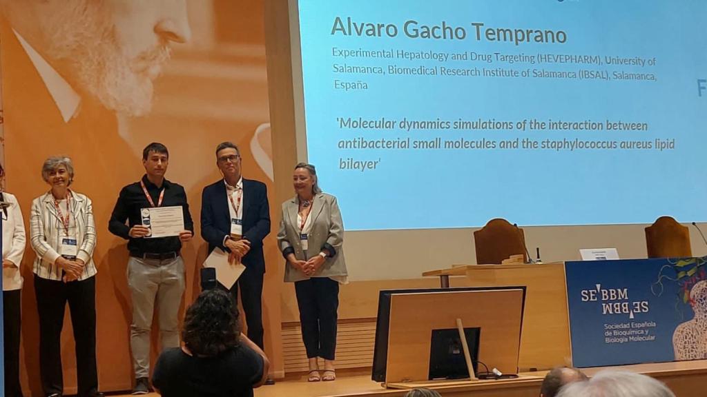 Álvaro Gacho recibiendo el premio