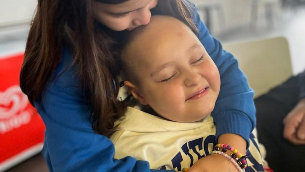 Adrián junto a su hermana