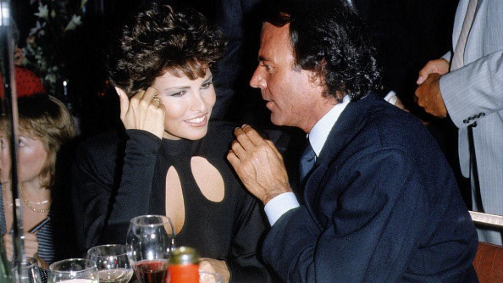 Julio Iglesias con Raquel Welch en New York.